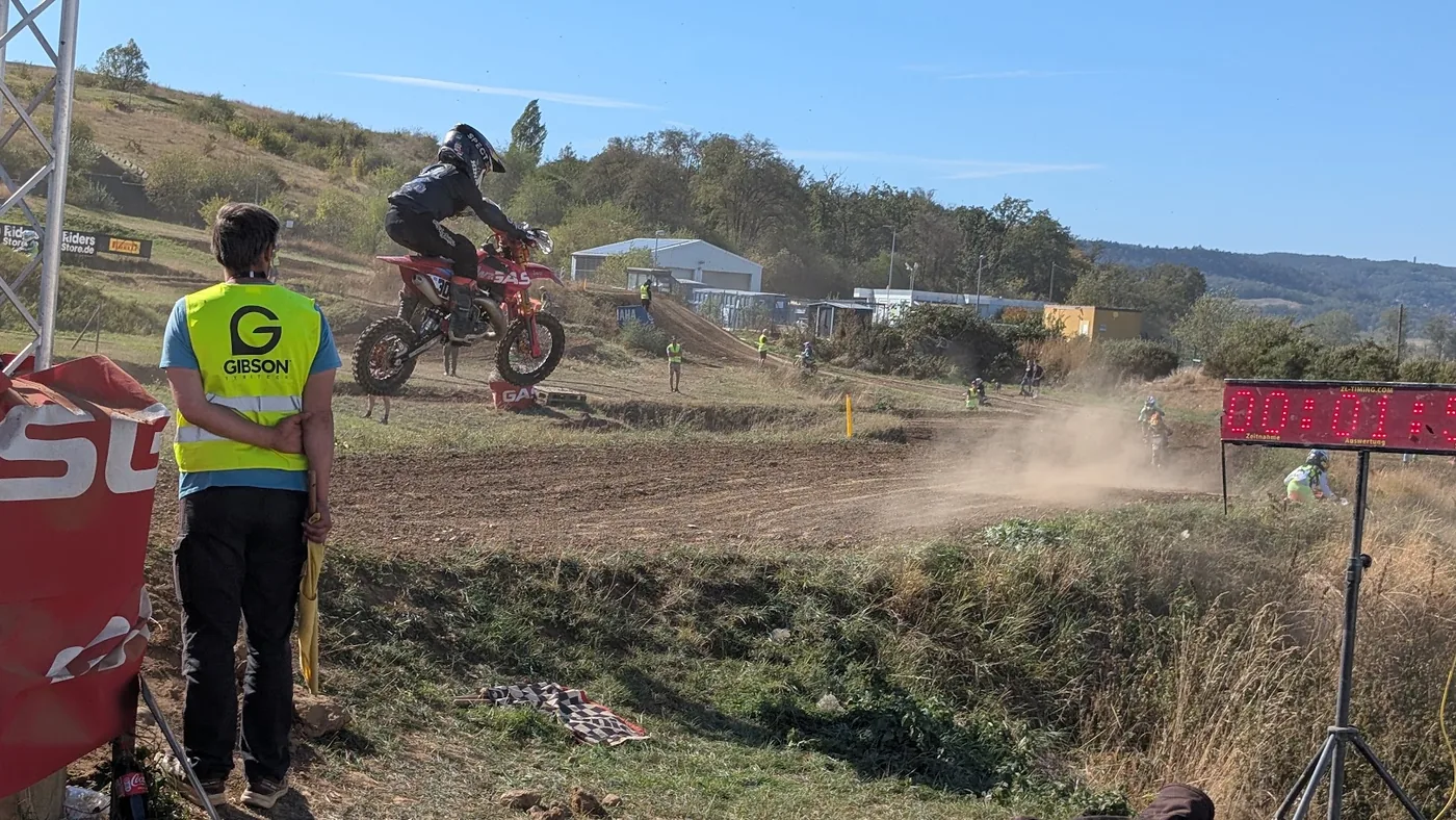 Jonas Hagert #304 beim Sprung im 50ccm-Wertungslauf in Westerhausen