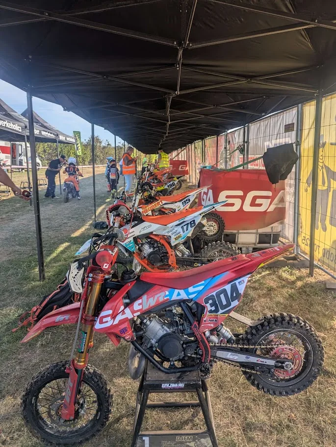 Jonas Hagert #304 und seine GASGAS im Fahrerlager in Westerhausen